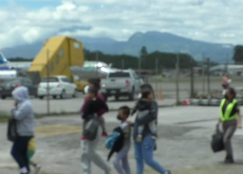 Retornan al paí­s 59 niños migrantes junto a sus padres luego de ser detenidos en Texas