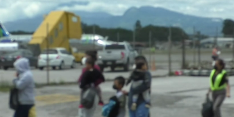 Retornan al país 59 niños migrantes junto a sus padres luego de ser detenidos en Texas