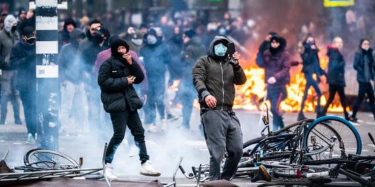 Retorno de medidas contra el COVID ocasiona protestas en los Paí­ses Bajos
