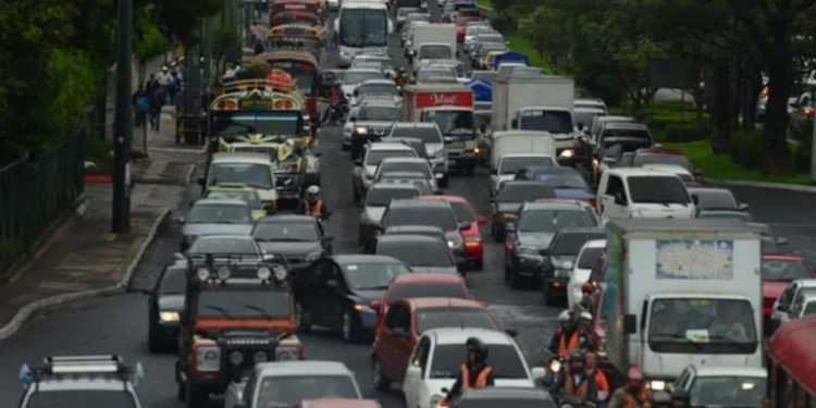 Retorno presencial a clases genera fuerte carga vehicular en la capital desde este lunes