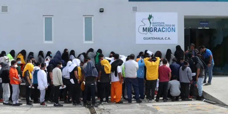 Retornos de migrantes guatemaltecos caen 49% en comparación al 2024