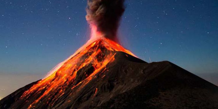 Retumbos incrementan en Volcán de Fuego