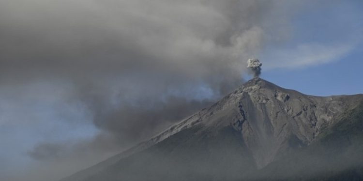 Retumbos y explosiones del volcán de Fuego que provocaron la evacuación de más de mil vecinos se debilitan
