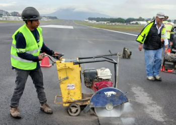 Revisan pista de La Aurora por grietas en el asfalto