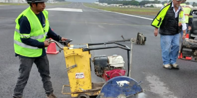 Revisan pista de La Aurora por grietas en el asfalto