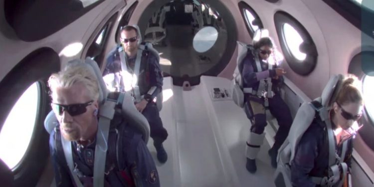 Richard Branson hace historia tras completar su primer viaje al espacio