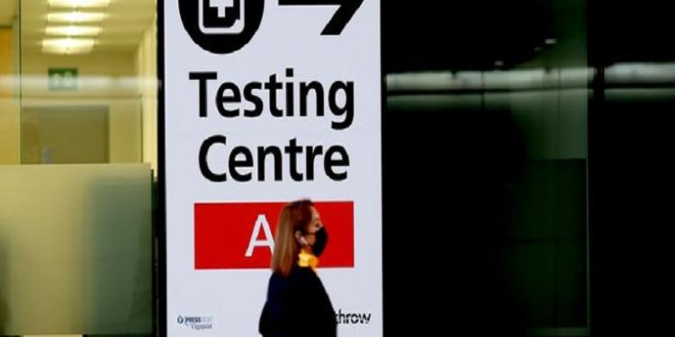 Riesgo de ómicron permanece muy elevado, dice OMS