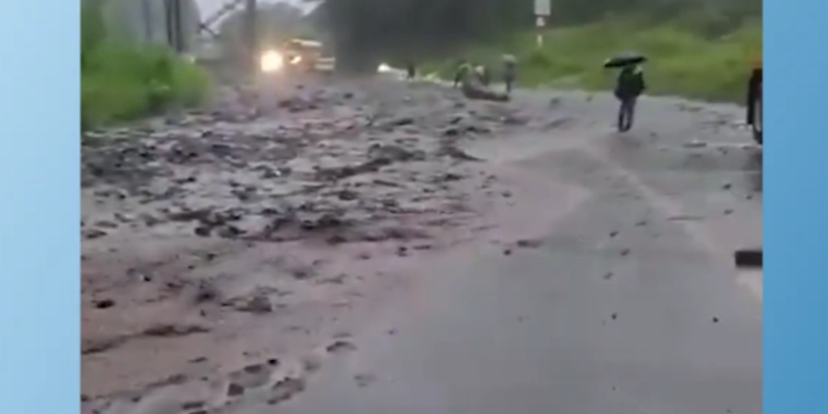 Ríos desbordados y escombros bloquean vías en Palín tras lluvias intensas