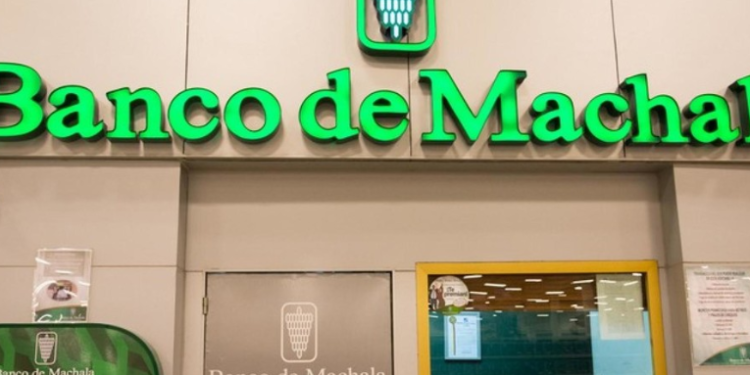 Roban medio millón de dólares en un banco de Ecuador tras perforar una pared