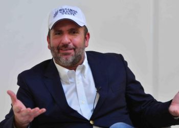 Roberto Arzú presenta denuncias en el Ministerio Público contra altos funcionarios del Gobierno