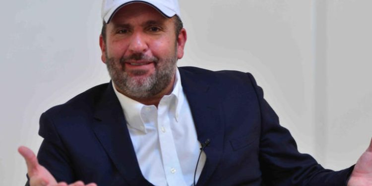 Roberto Arzú presenta denuncias en el Ministerio Público contra altos funcionarios del Gobierno