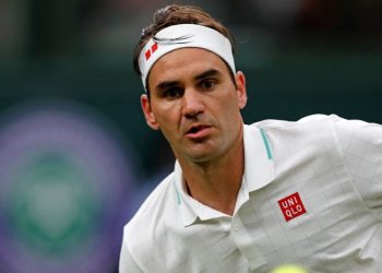 Roger Federer sorprende a un joven al enfrentarse con él en un partido de tenis, cumpliendo la promesa que le hizo hace 5 años