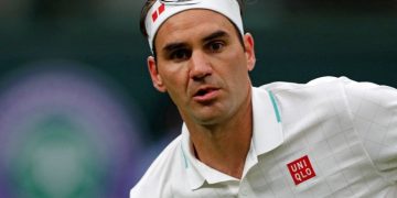 Roger Federer sorprende a un joven al enfrentarse con él en un partido de tenis, cumpliendo la promesa que le hizo hace 5 años