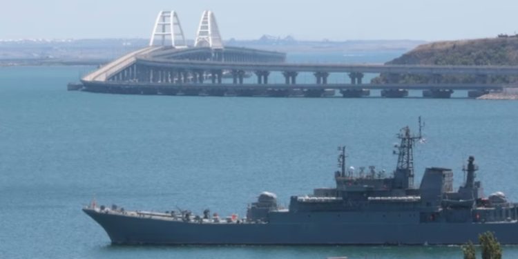 Rusia acusa a Ucrania de atacar con drones base naval en el mar Negro y Crimea