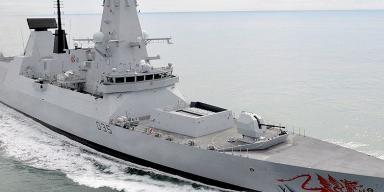 Rusia asegura haber lanzado disparos de advertencia a un destructor británico