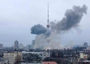 Rusia ataca la torre de televisión de Kiev tras advertir a los civiles