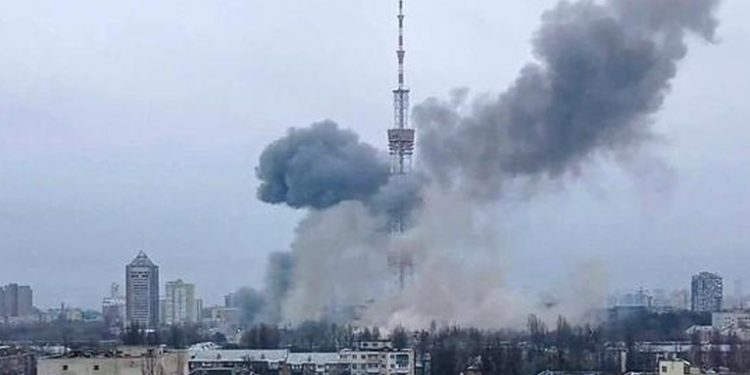 Rusia ataca la torre de televisión de Kiev tras advertir a los civiles