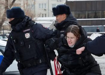 Rusia: cientos condenados por asistir a homenajes a Navalny