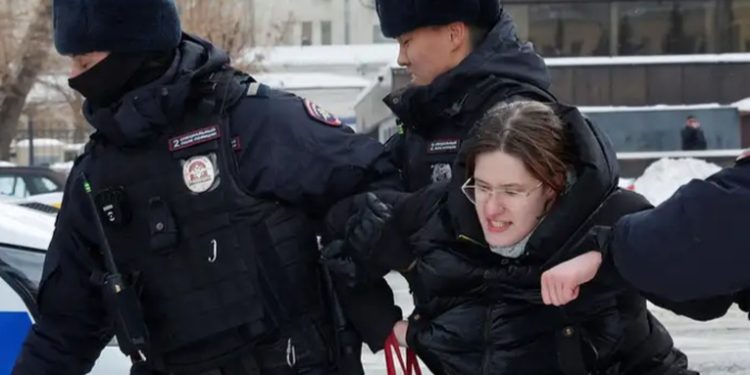 Rusia: cientos condenados por asistir a homenajes a Navalny