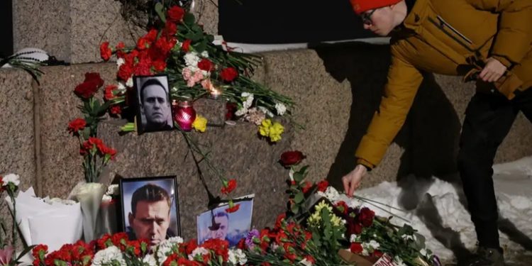 Rusia da ultimátum a madre de Navalny por entierro secreto