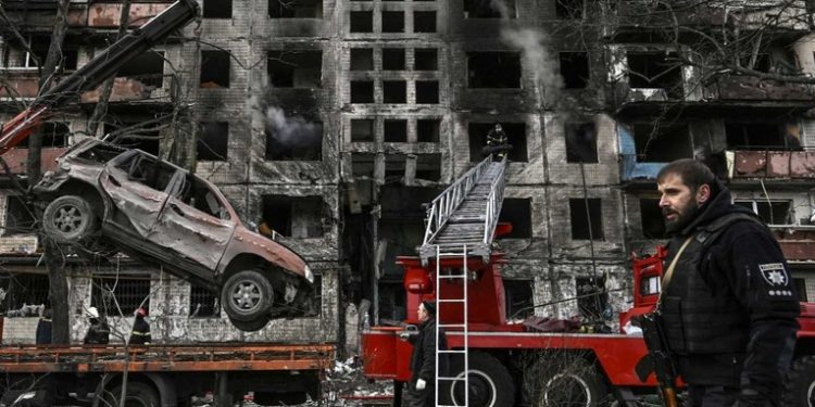 Rusia estrecha el cerco sobre Kiev con nuevos bombardeos que dejan al menos tres muertos