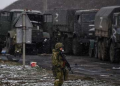 Rusia informa que un dron dejó caer un contenedor con ampollas sobre las posiciones de las tropas rusas en Ucrania.