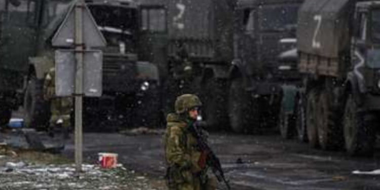 Rusia informa que un dron dejó caer un contenedor con ampollas sobre las posiciones de las tropas rusas en Ucrania.