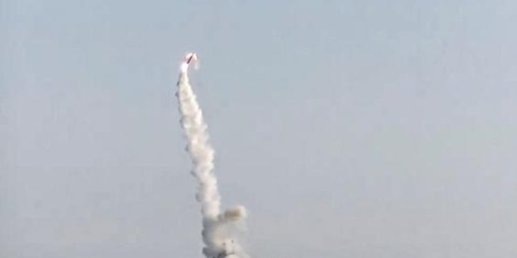 Rusia lanza primer misil hipersónico Tsirkon desde un submarino