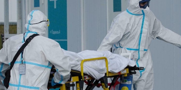 Rusia registra 25 mil nuevos casos y 663 muertos por COVID en un día
