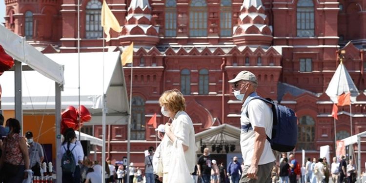 Rusia registra nuevo máximo de muertes por COVID-19