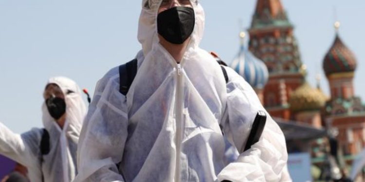 Rusia registra récord de muertes diarias por covid-19