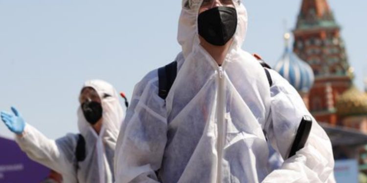 Rusia registra récord de muertes por covid-19 en un dí­a