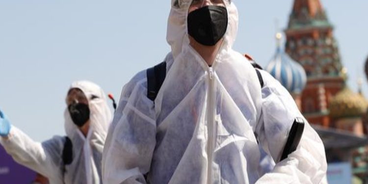 Rusia supera las 900 muertes diarias por covid-19