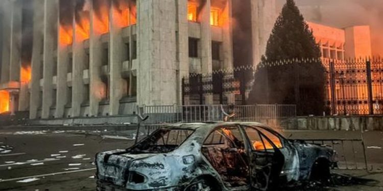Rusia y aliados despliegan tropas para sofocar disturbios en Kazajistán