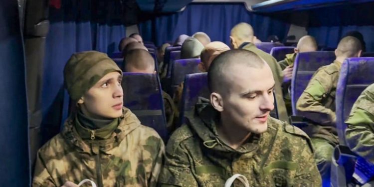 Rusia y Ucrania canjean a casi 400 prisioneros de guerra