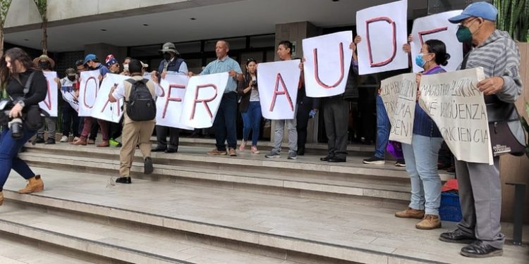 ''Sabemos que están implementando un fraude electoral a pedido del pacto de corruptos'' señala protestante