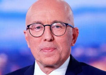 Sacan a líder conservador galo por buscar pacto con Le Pen