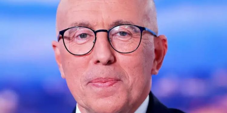 Sacan a líder conservador galo por buscar pacto con Le Pen