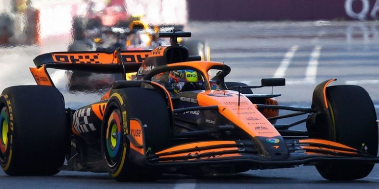 Sainz se queda sin podio tras un accidente en Bakú, donde ganó Piastri