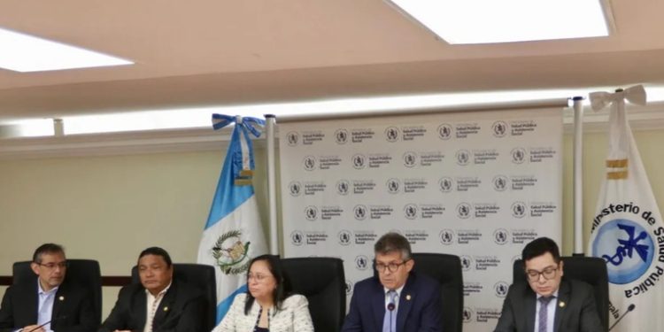 Salud anuncia aumento de Q1,200 mensuales para trabajadores permanentes
