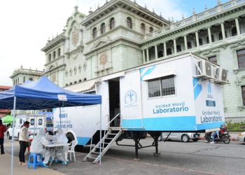 Salud instala laboratorio móvil por COVID-19 en plaza central por aumento de casos