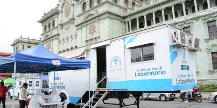 Salud instala laboratorio móvil por COVID-19 en plaza central por aumento de casos