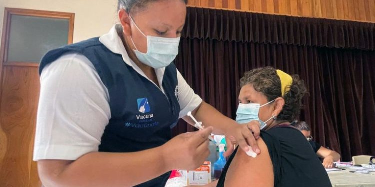 Salud reporta disminución de afluencia en centros de vacunación