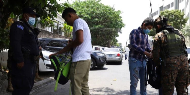 Salvadoreños denuncian violaciones a DDHH de detenidos desligados de pandillas