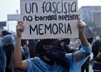 Salvadoreños protestan contra la reelección presidencial