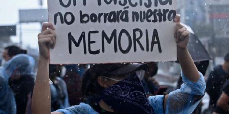 Salvadoreños protestan contra la reelección presidencial