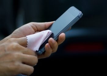 Samsung se burla de los costosos paños de limpieza de Apple.