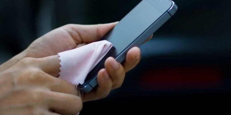 Samsung se burla de los costosos paños de limpieza de Apple.