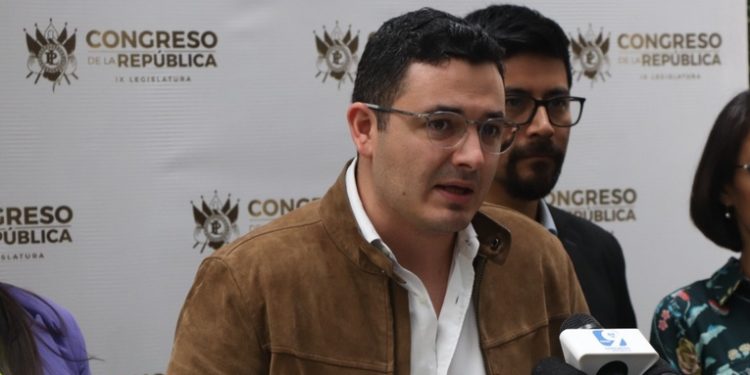 Diputado de Semilla desafía decisión del Congreso sobre suspensión de su bancada