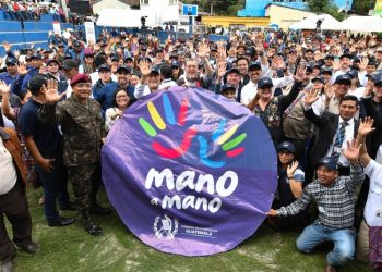 San Gaspar Ixil se convierte en el primer municipio libre de pisos de tierra, destaca presidente Arévalo